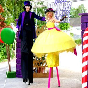 Stelzenläufer mit fantasievollem Kostüm